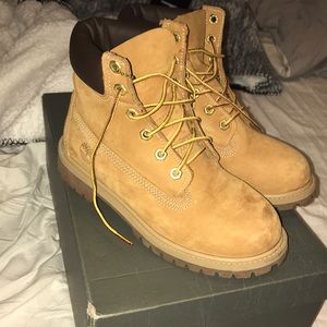 AUTHENTIC womens 6 wheat timberlands